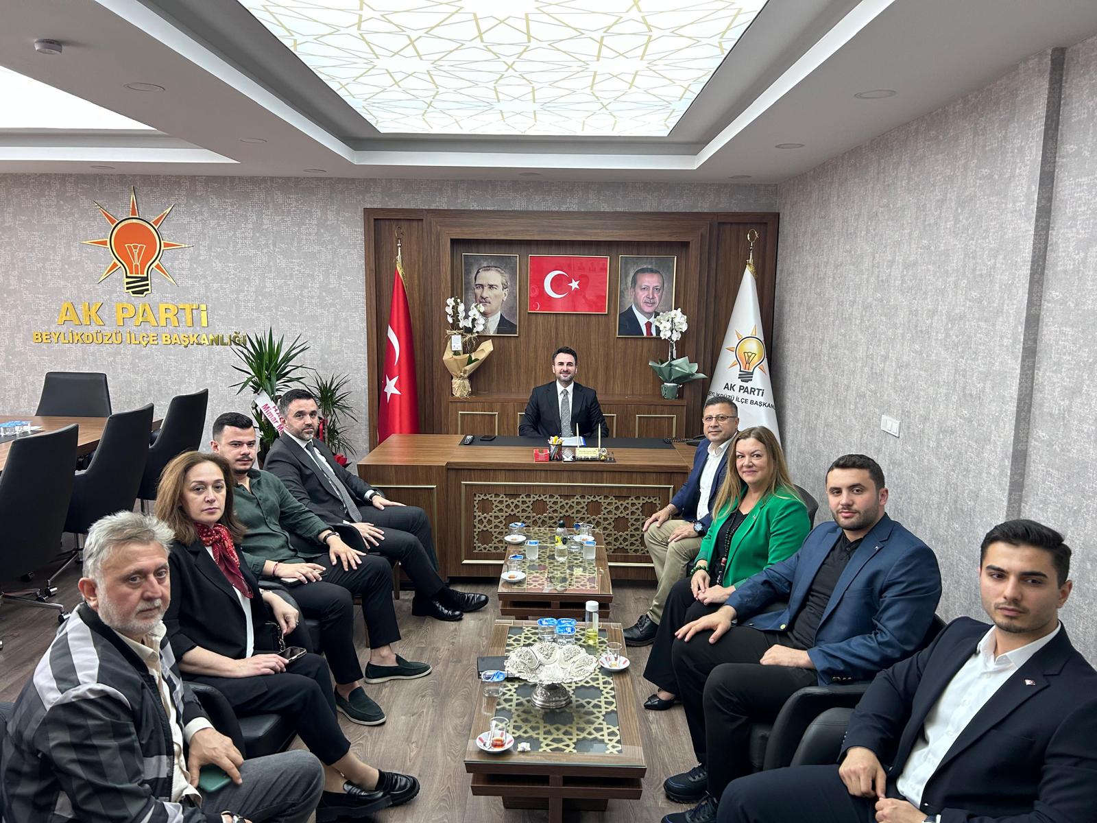 Aile ve Sosyal Hizmetler İstanbul İl Müdürümüz Sn. Ömer TURAN ilçe başkanımız Mustafa Necati IŞIK'a hayırlı olsun ziyaretinde bulundular.