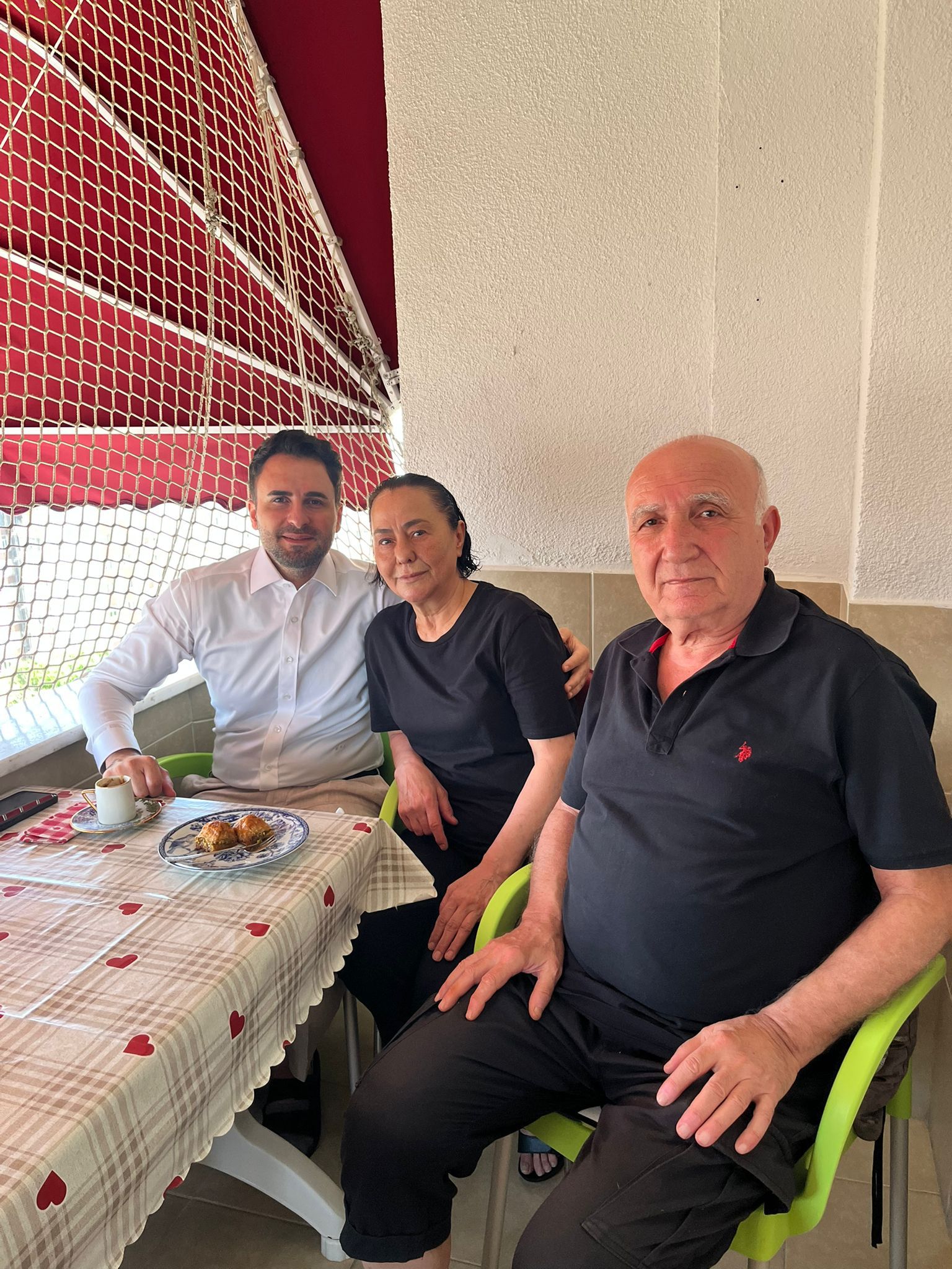 İlçe Başkanımız Mustafa Necati IŞIK’la birlikte şehidimiz Yusuf Haznedaroğlu’nun ailesine bayram ziyaretinde bulunduk.