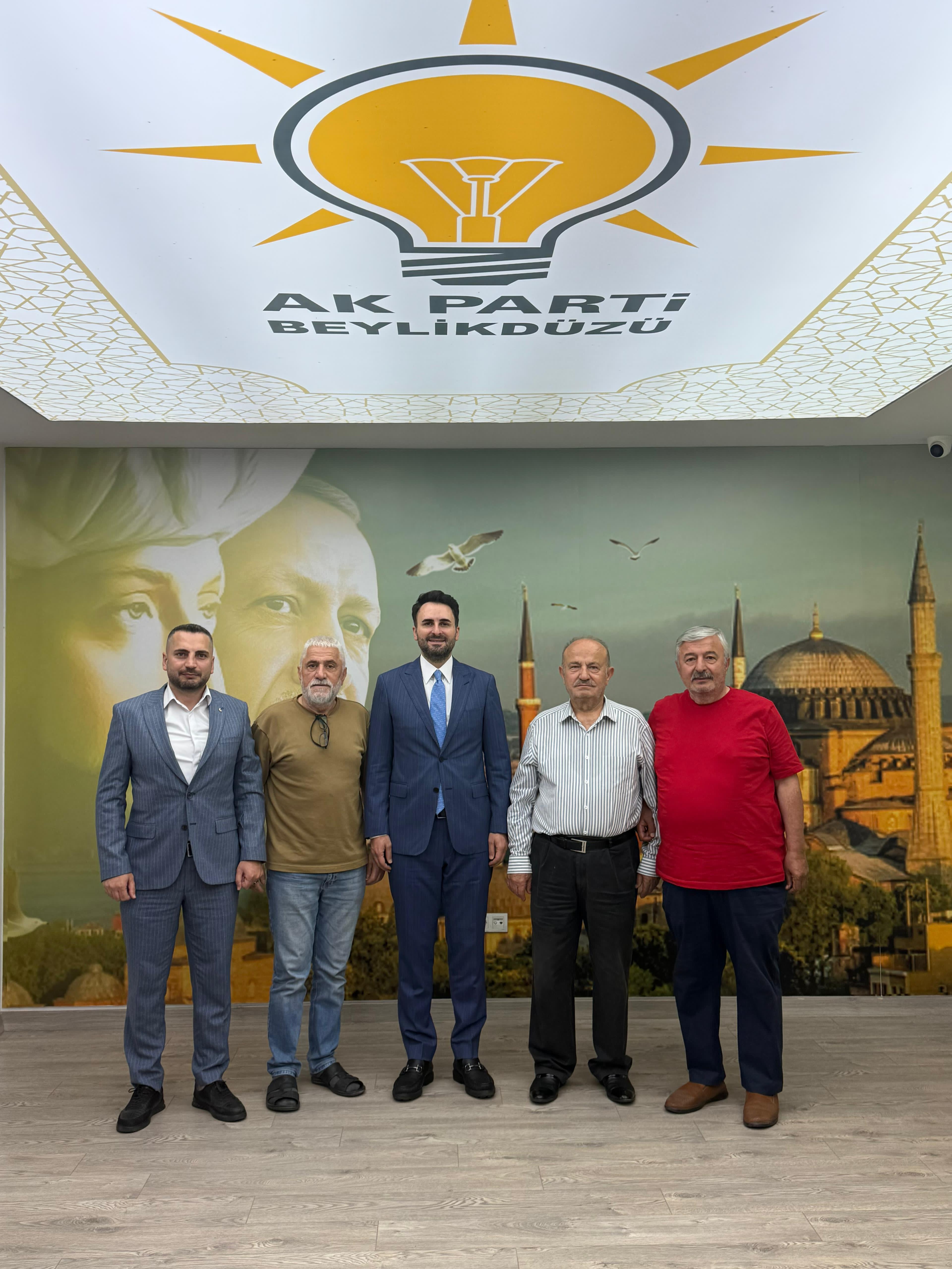 Beylikdüzü Karadenizliler Derneği (Beykarder) Başkanı Sn. Halil İbrahim TÜRKGENÇ ve Yönetim Kurulu Üyeleri, İlçe Başkanımız Mustafa Necati IŞIK’a hayırlı olsun ziyaretinde bulundular.